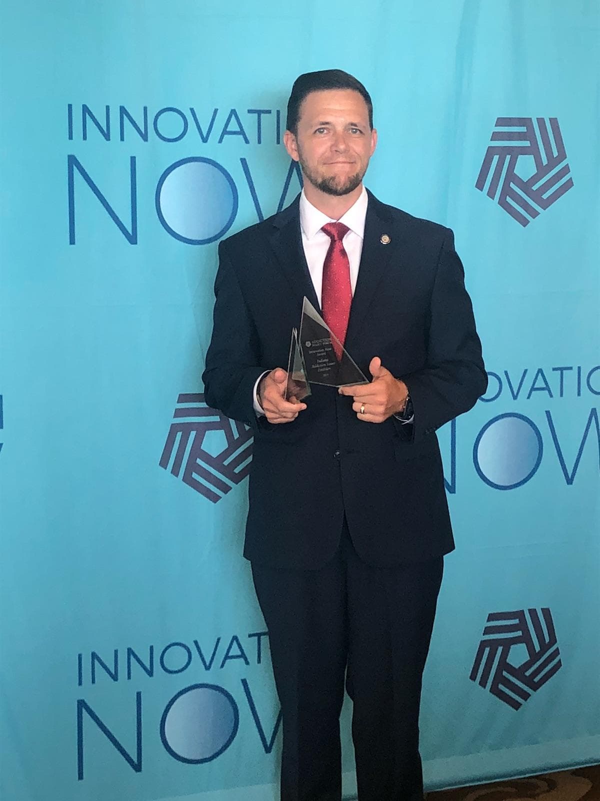 Brandon George receiving the Addiction Policy Forum Innovation Award